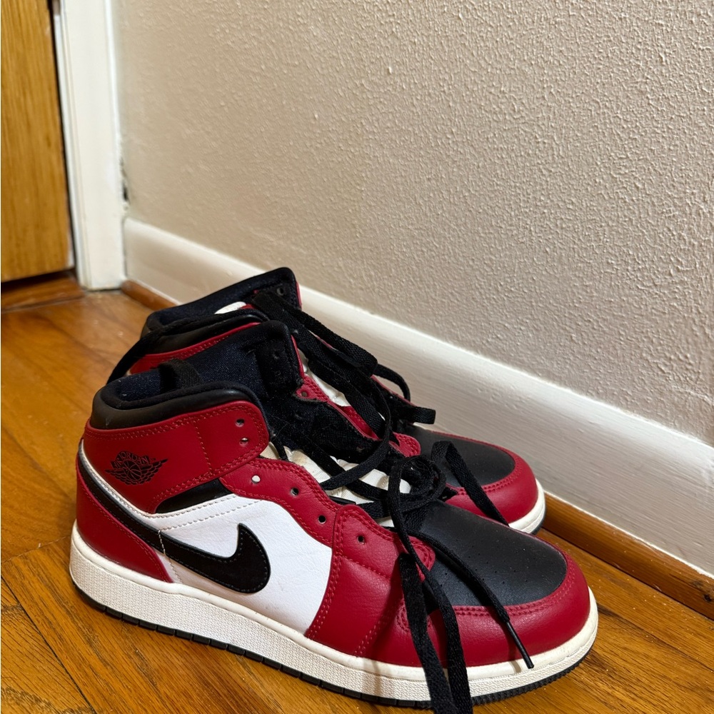 Jordan 1 Mid Chicago
